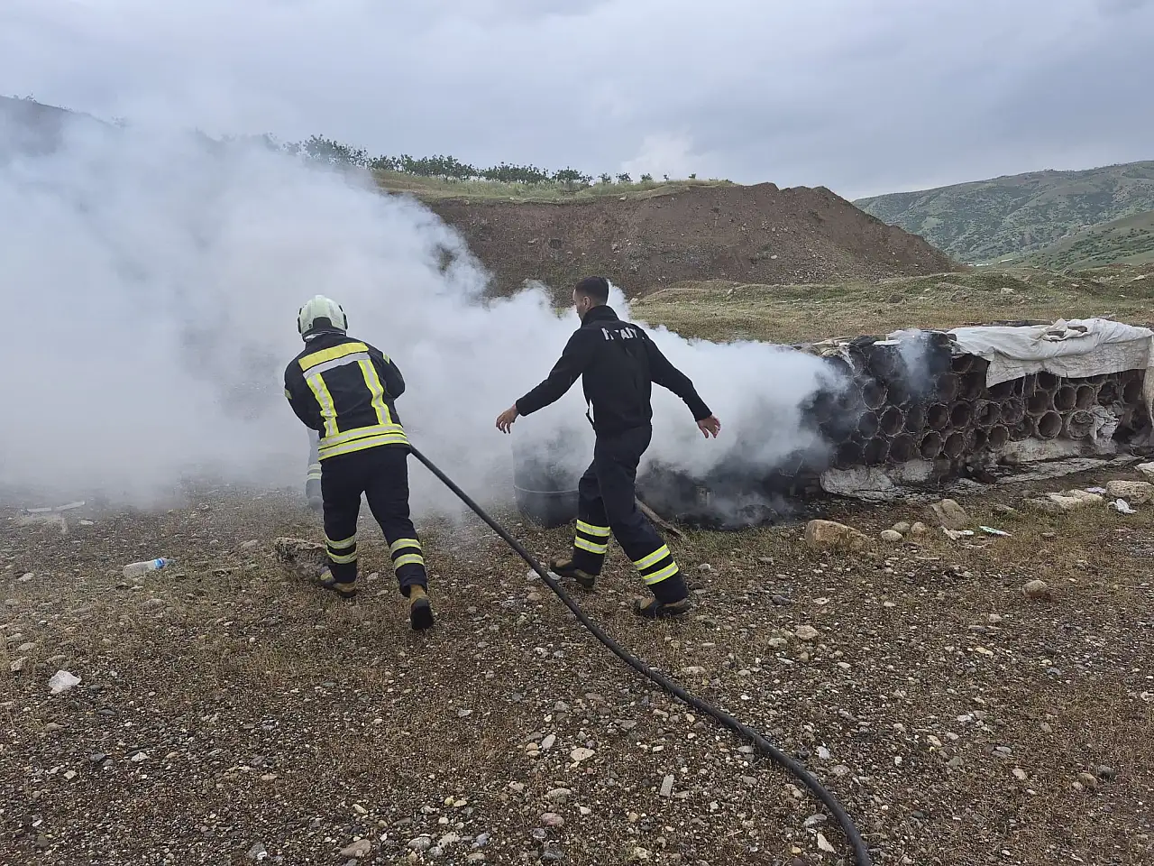 Siirt'te Arı Kovanları Alevlere Teslim Oldu: Yağmurlu Havada Çıkan Yangın Şaşırttı