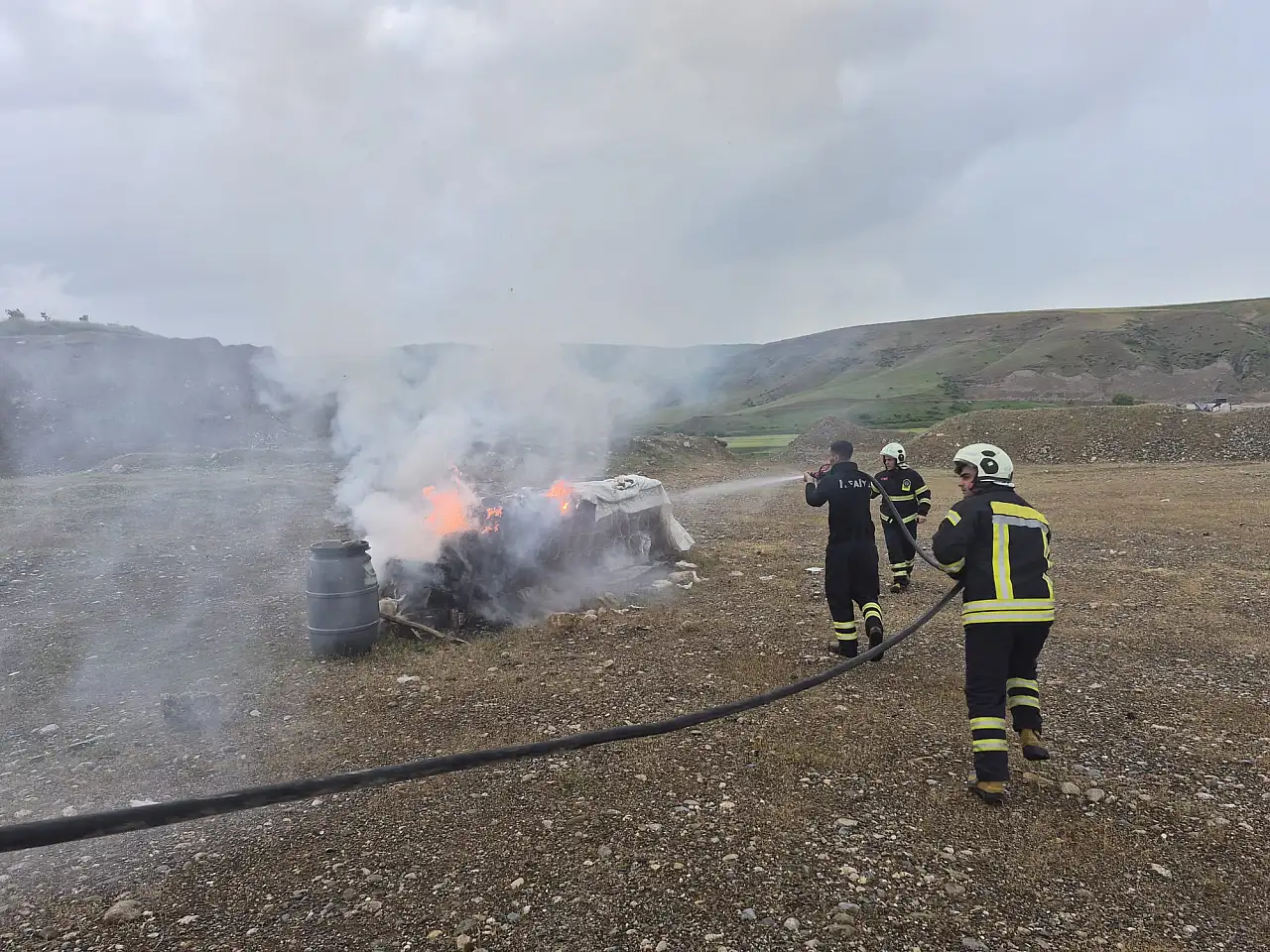 Siirt'te Arı Kovanları Alevlere Teslim Oldu: Yağmurlu Havada Çıkan Yangın Şaşırttı