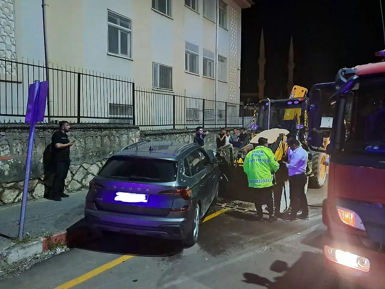 Siirt'te Otomobil ile Kepçe Çarpıştı: 5 Kişi Yaralandı