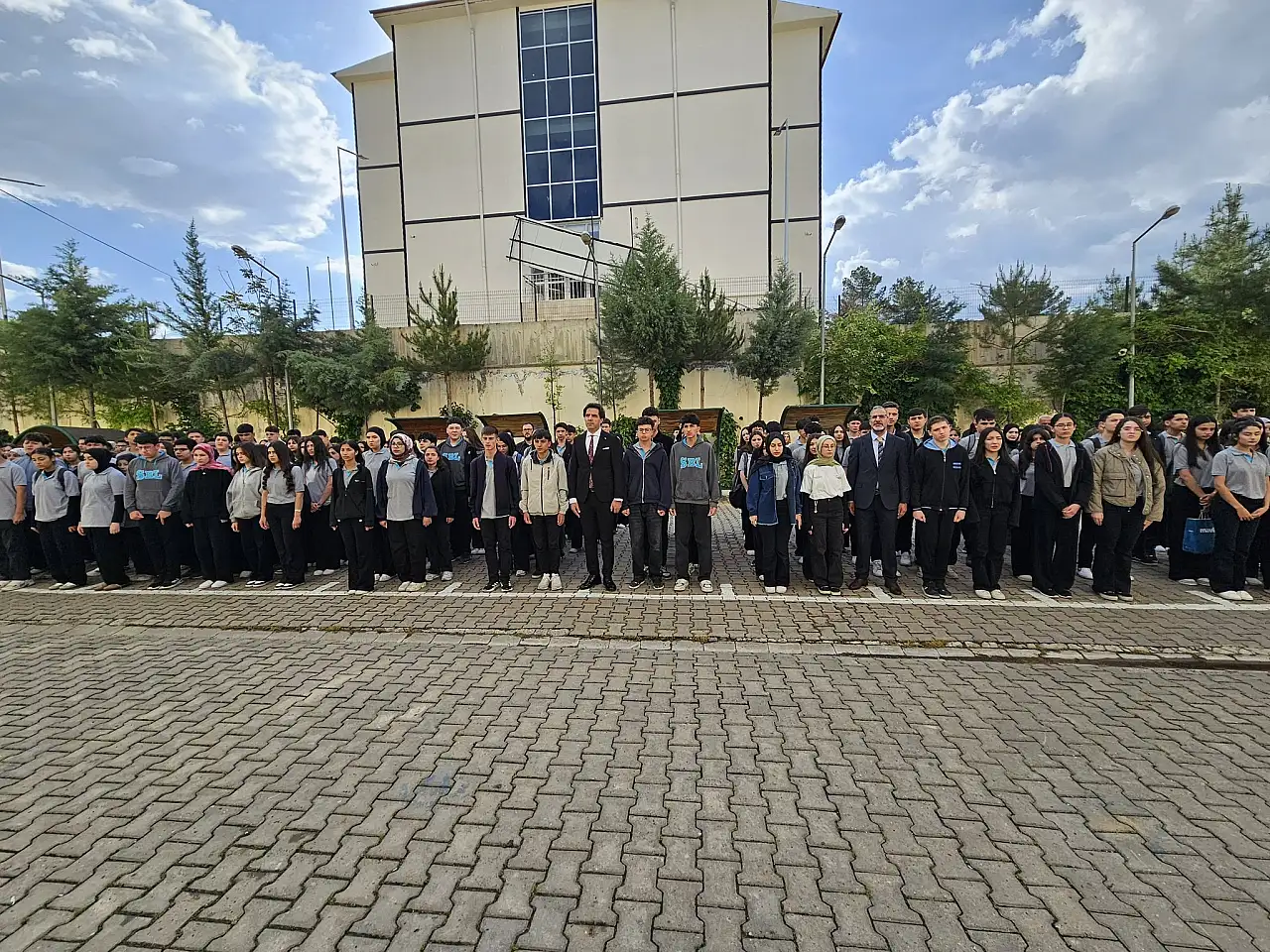 Siirt İl Milli Eğitim Müdürü İlhan Saz, Sosyal Bilimler Lisesi Öğrencilerinin Taleplerini Dinledi