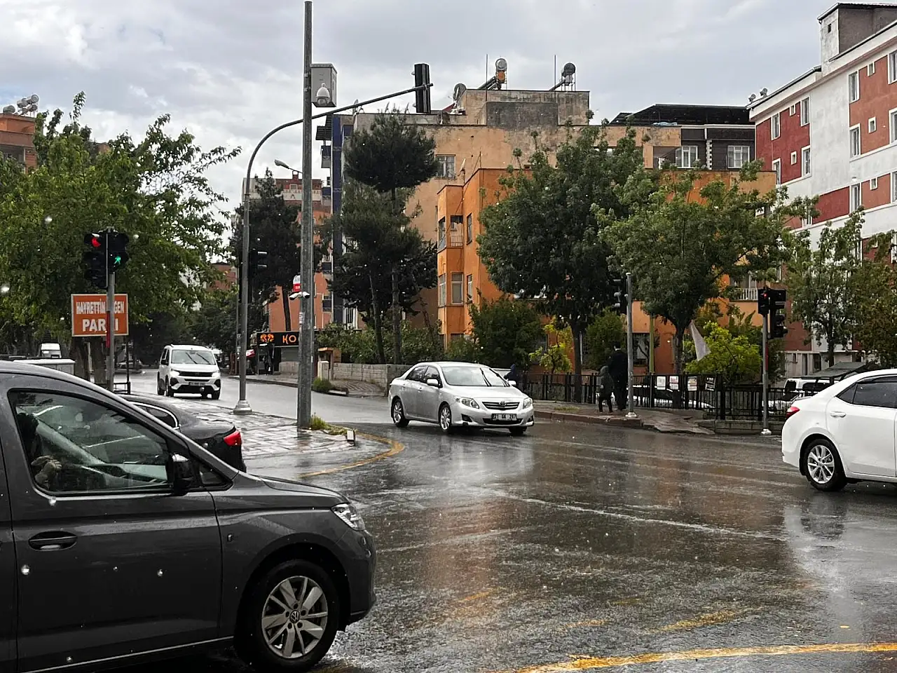 Siirt'te İki Mevsim Bir Arada: Bir Yanda Güneş Bir Yanda Yağmur