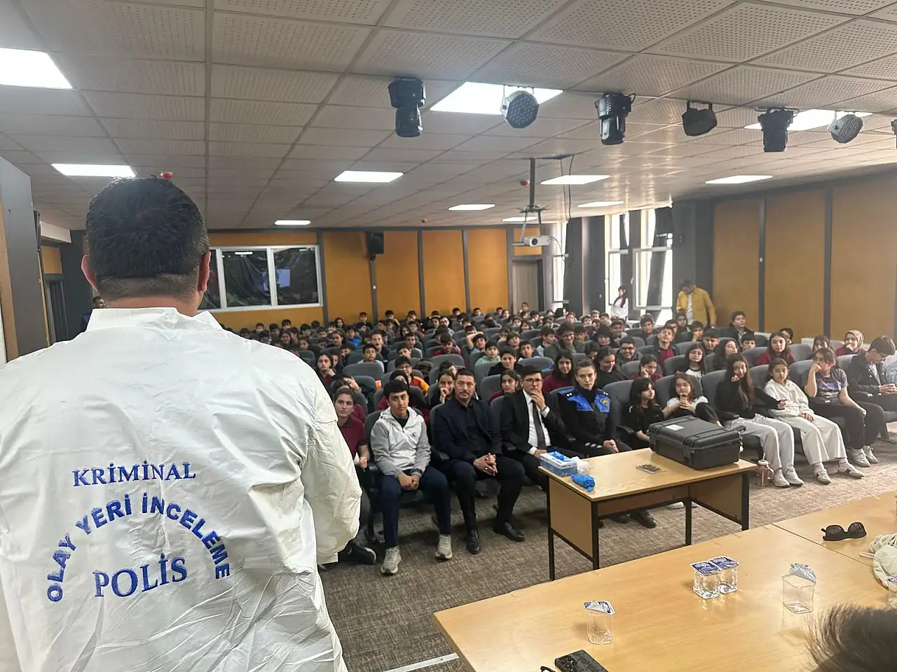 Siirt Şehit Polis Hayrettin Şişman Ortaokulunda kriminal olay yeri inceleme polislerinin sunumundan bir kare.