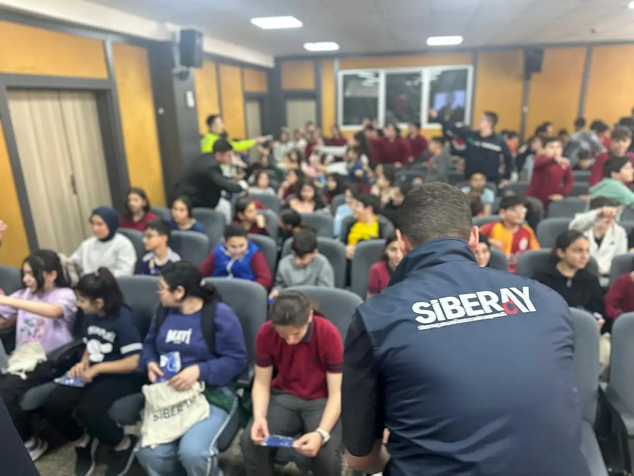 Siirt Şehit Polis Hayrettin Şişman Ortaokulunda SİBERAY ekibi polislerinden öğrencilere bilgilendirme yapıldı.