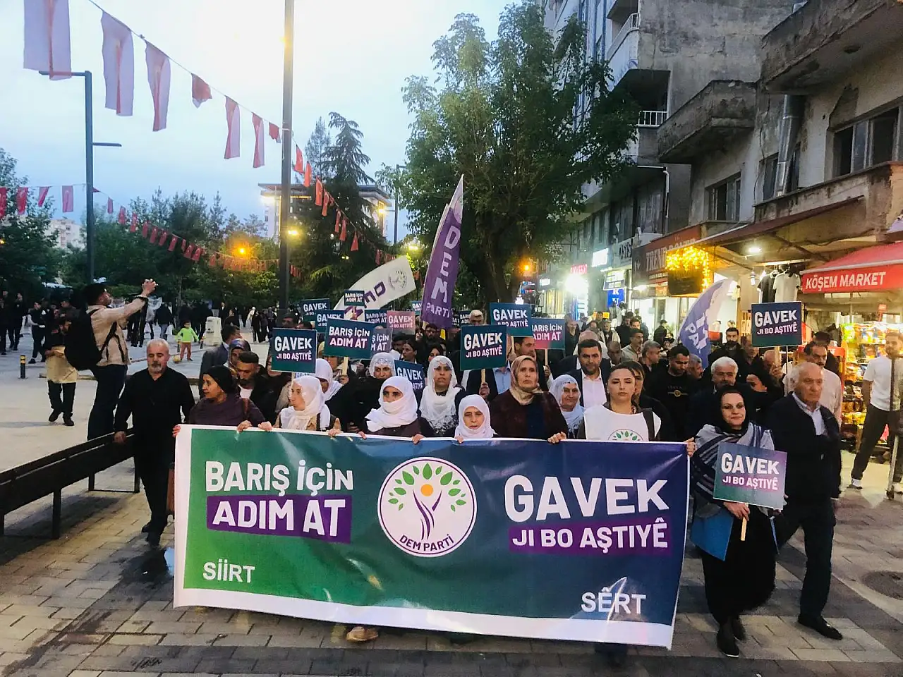 DEM Parti'nin çağrısıyla Siirt'te 'Barış için Adım At' Yürüyüşü Düzenlendi