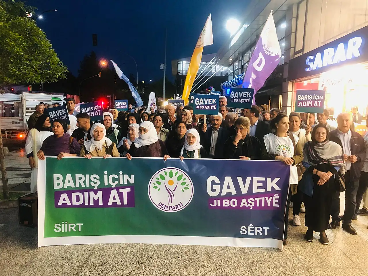 DEM Parti'nin çağrısıyla Siirt'te 'Barış için Adım At' Yürüyüşü Düzenlendi