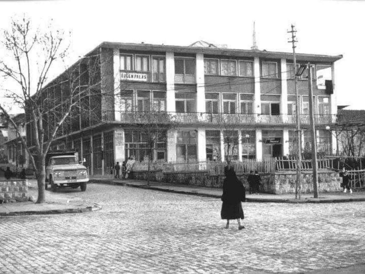 Yıllar Sonra Ortaya Çıktı: Özgen Sineması Önünde Bekleyen Siirtliler