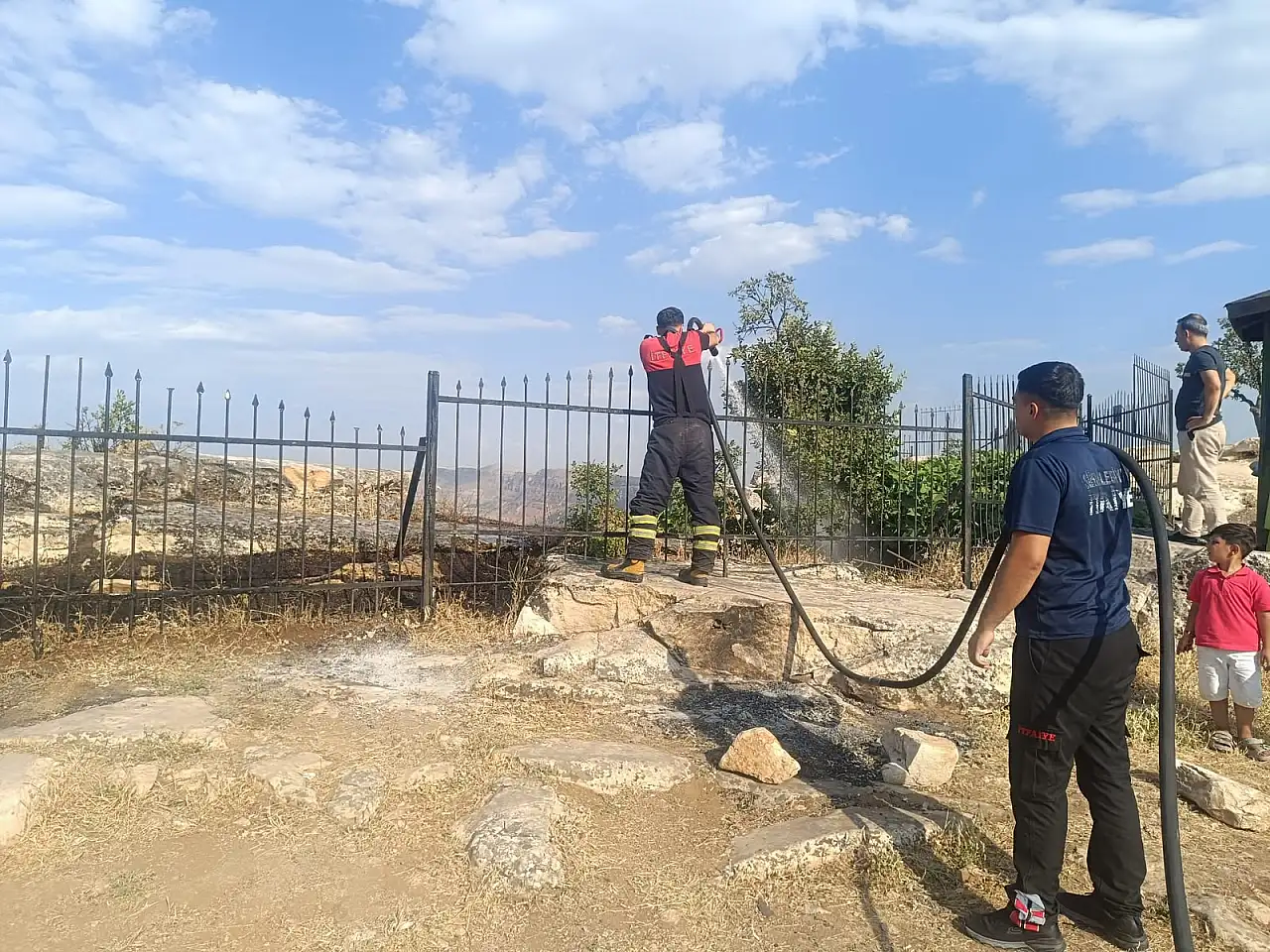 Siirt Tillo Kale Çevresinde Yangın: Ekipler Alevlere Müdahale Ediyor