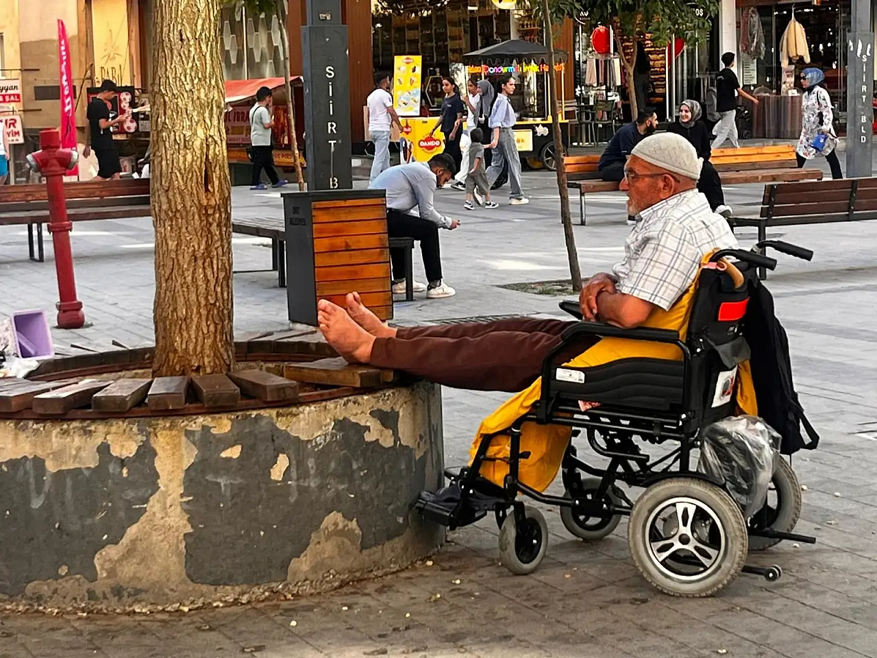 Siirt'te Yaşlı Adam Tüm Engellerine Rağmen Namazını Bırakmadı: O Anlar Kamerada