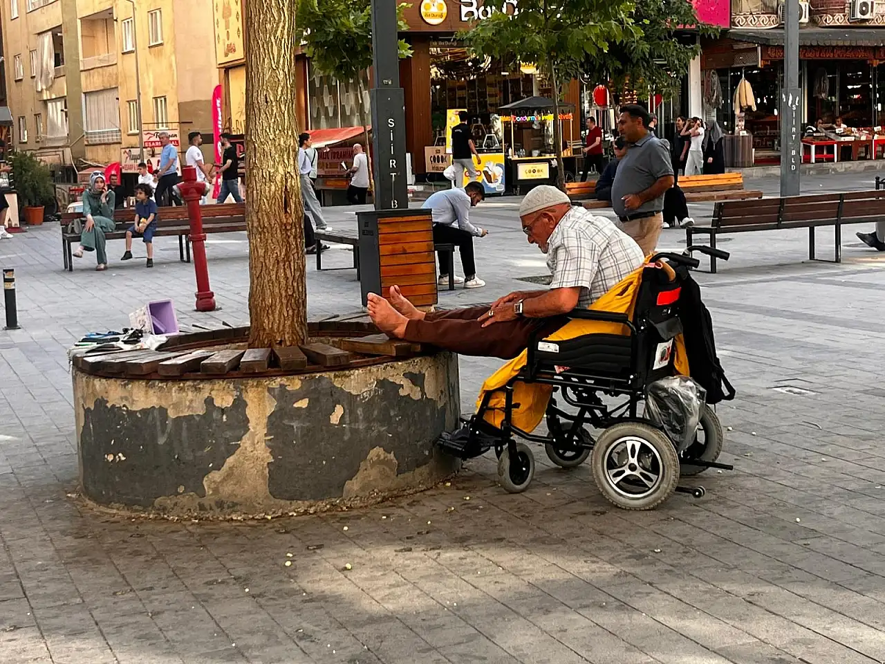Siirt'te Yaşlı Adam Tüm Engellerine Rağmen Namazını Bırakmadı: O Anlar Kamerada