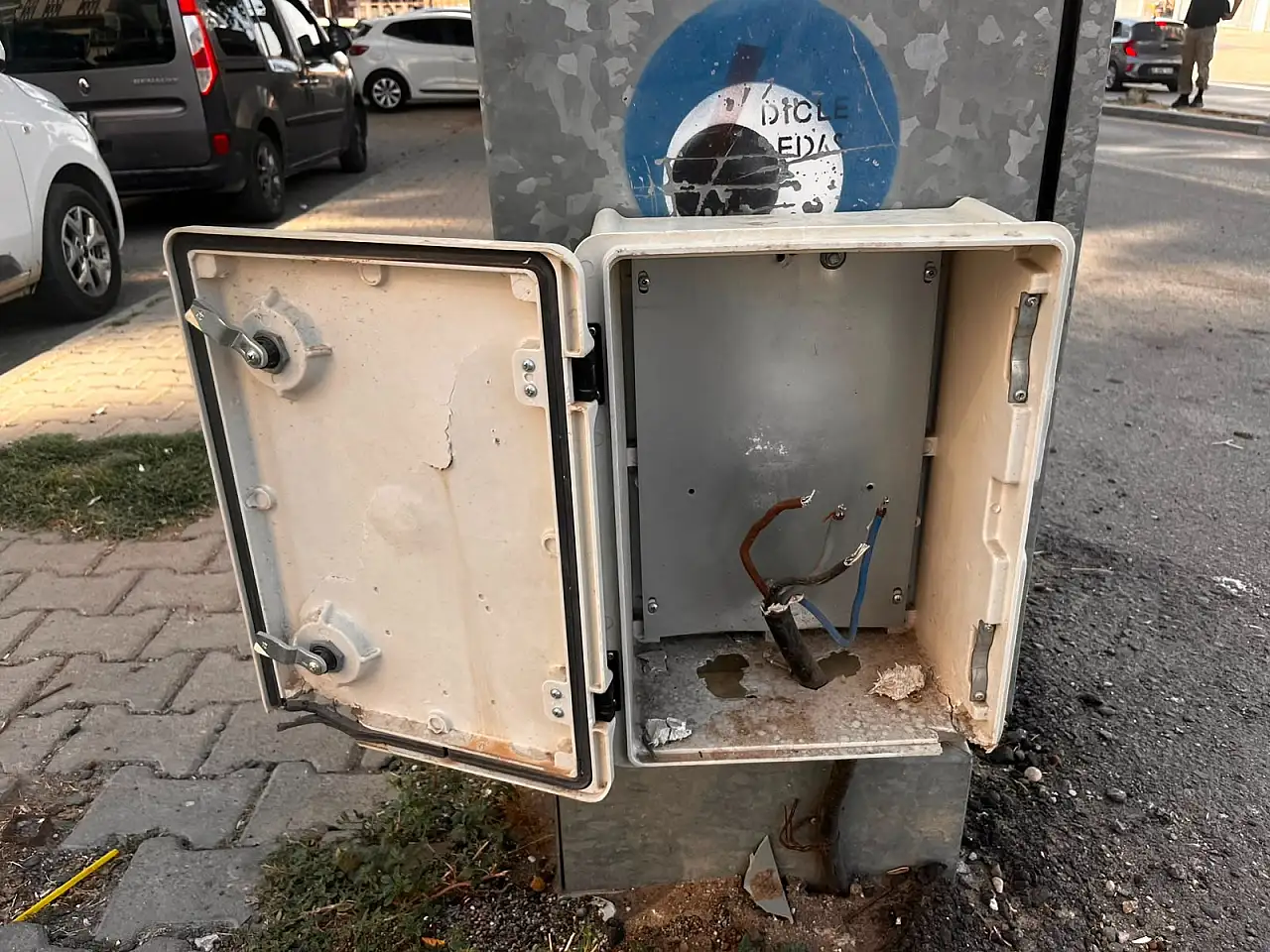 Siirt'te Açık Bırakılan Elektrik Panosu Tehlike Saçıyor