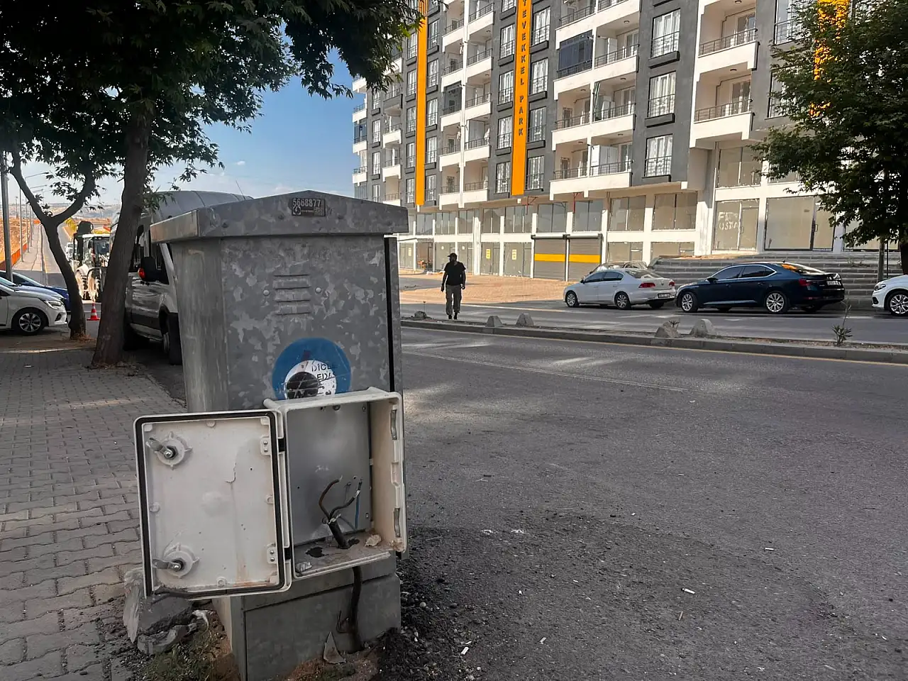 Siirt'te Açık Bırakılan Elektrik Panosu Tehlike Saçıyor