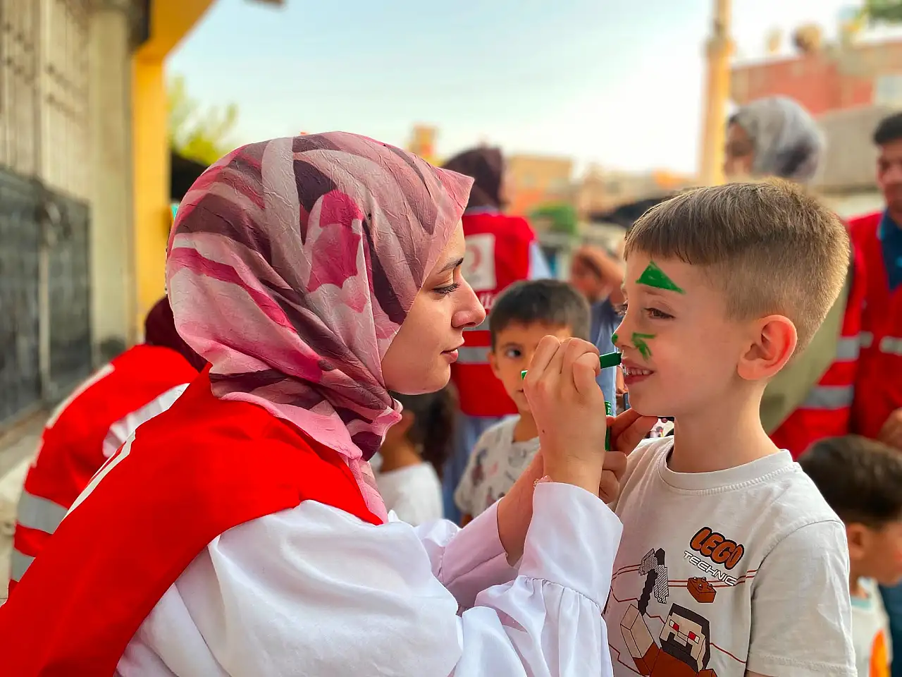 Siirt Dumlupınar Mahallesi'nde Renkli Görüntüler: Minikler Oyun ve Şarkılarla Eğlendi