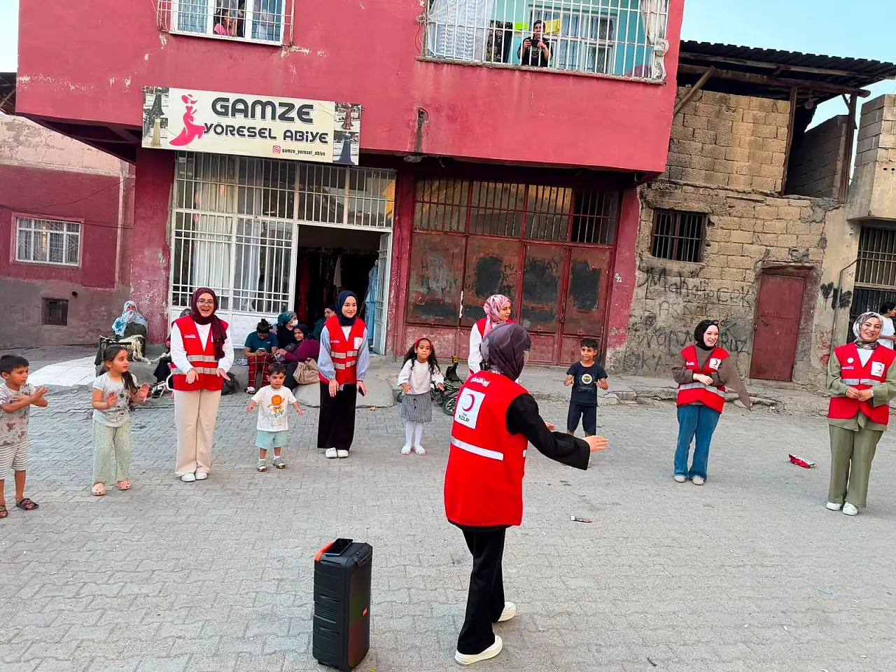 Siirt Dumlupınar Mahallesi'nde Renkli Görüntüler: Minikler Oyun ve Şarkılarla Eğlendi