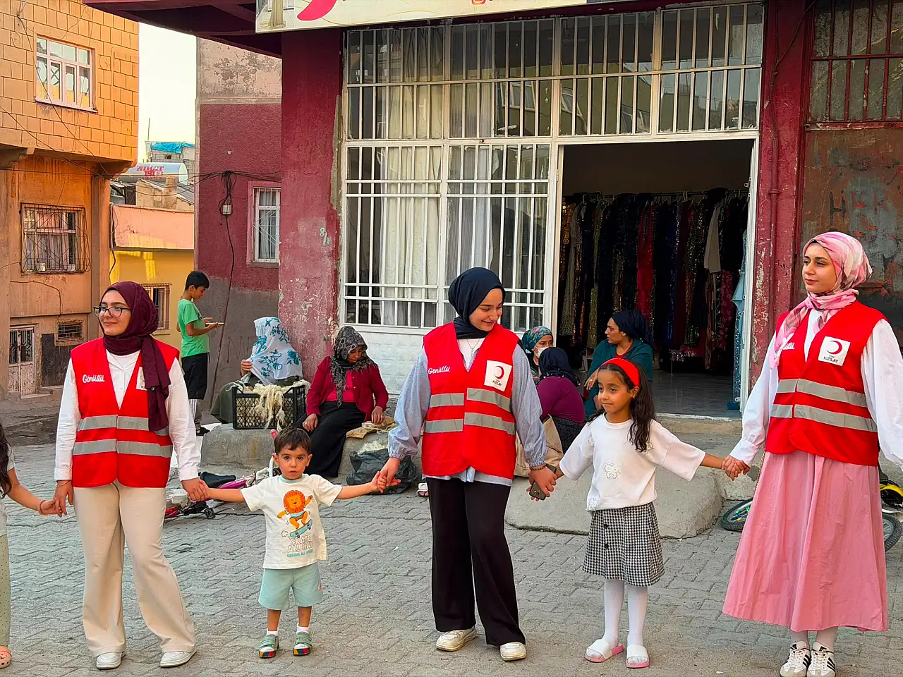 Siirt Dumlupınar Mahallesi'nde Renkli Görüntüler: Minikler Oyun ve Şarkılarla Eğlendi