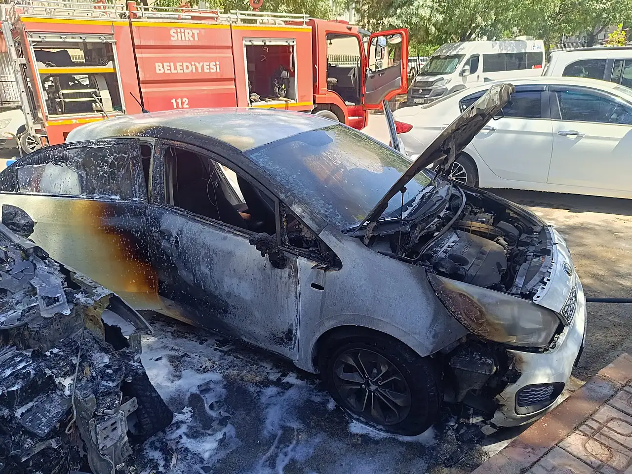 Siirt'te Park Halindeki Araç Alev Aldı, Diğer Araçlara Sıçrayan Yangında 2 Araç Kullanılamaz Hale Geldi
