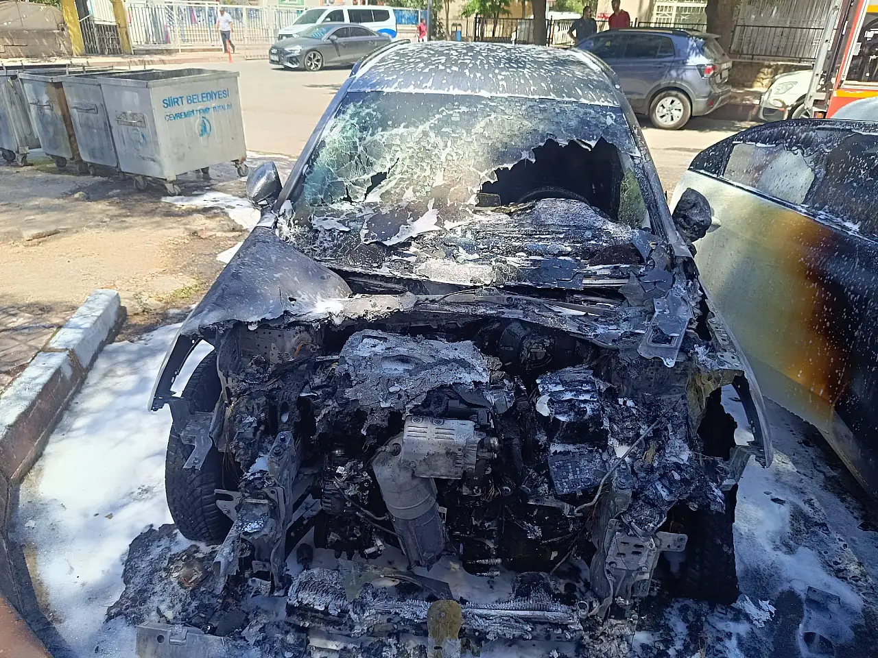 Siirt'te Park Halindeki Araç Alev Aldı, Diğer Araçlara Sıçrayan Yangında 2 Araç Kullanılamaz Hale Geldi