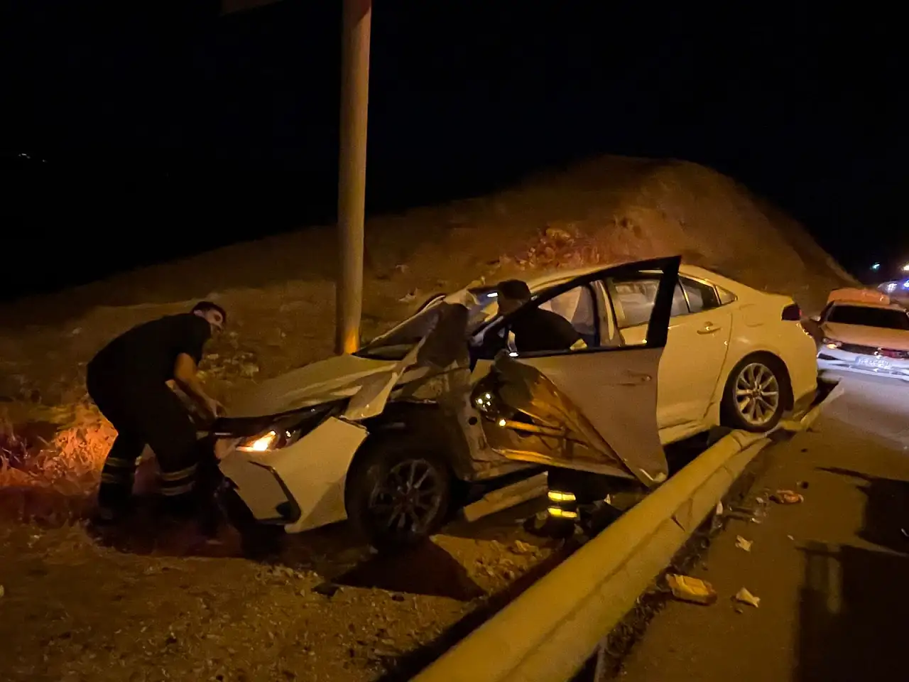 Siirt'te Bariyere Çarpan Otomobil Alev Aldı: 1 Yaralı