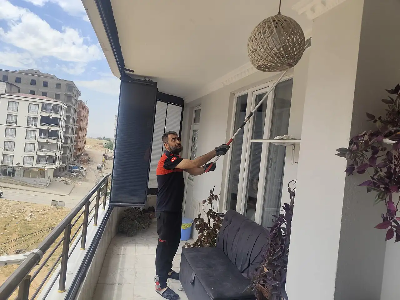 Siirt'te Balkonu Eşek Arıları Sardı: İtfaiye Ekipleri Müdahale Etti