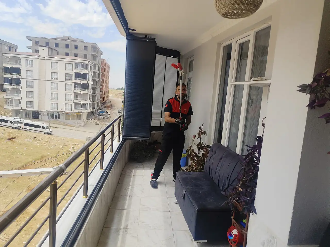 Siirt'te Balkonu Eşek Arıları Sardı: İtfaiye Ekipleri Müdahale Etti