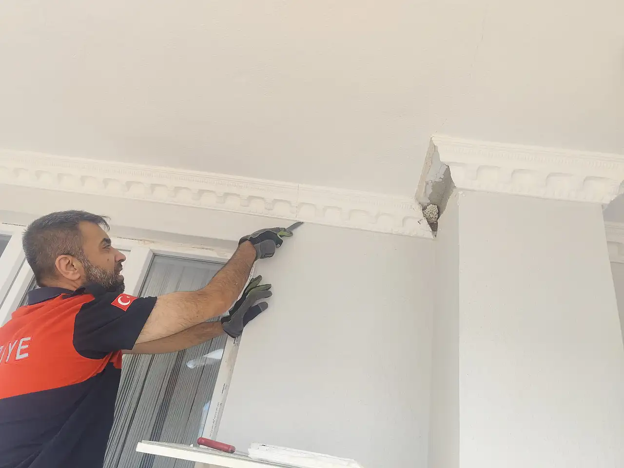 Siirt'te Balkonu Eşek Arıları Sardı: İtfaiye Ekipleri Müdahale Etti