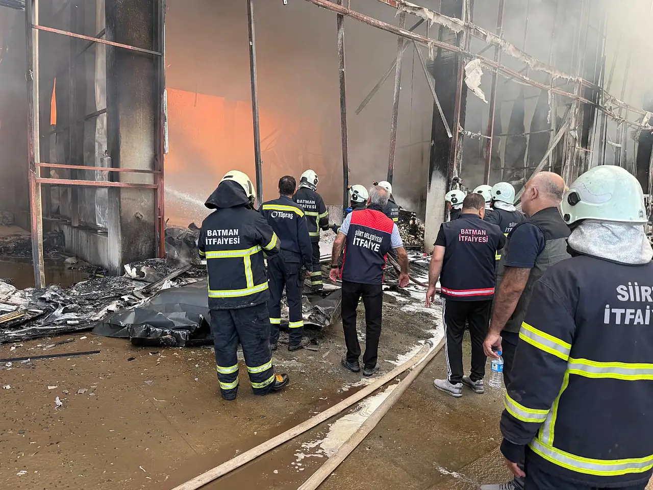 Batman'daki Dev Depo Yangınına Siirt'ten Destek: 2 Araç ve 8 Personel Sevk Edildi
