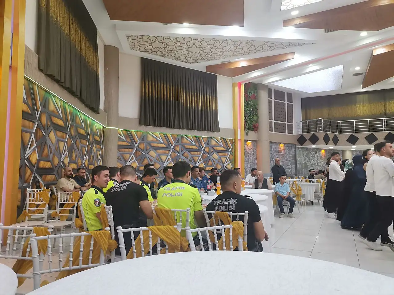 Siirt'te Polis Çiftin Düğününe Meslektaşları Damga Vurdu