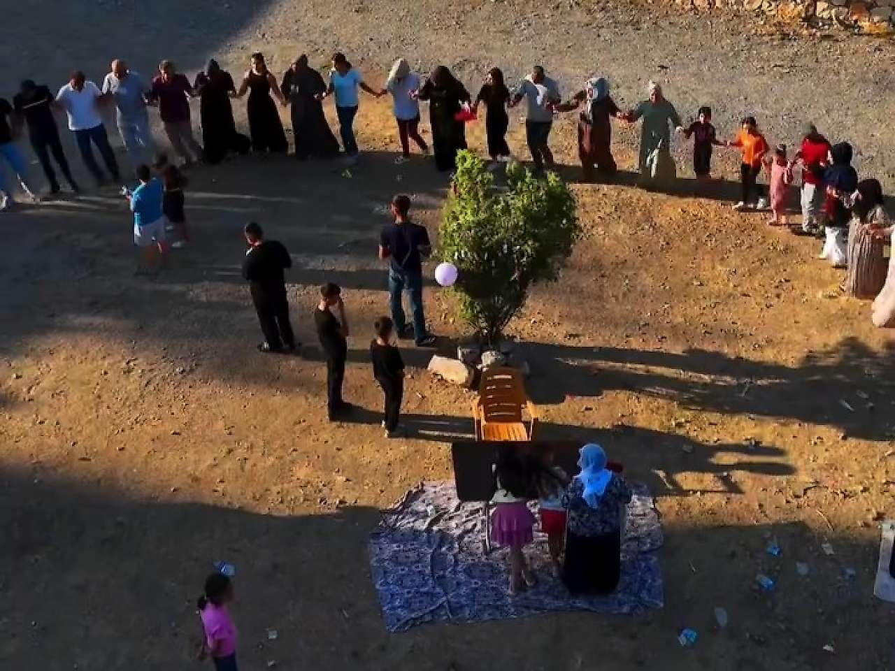 Bu Gelenek Siirt'te Hâlâ Yaşatılıyor! Damat Ağacının Üzerine Neden Para, Meyve ve Hediyeler Asılıyor?