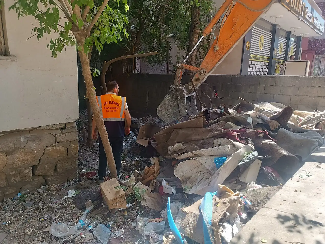 Siirt'te Çöp Eve Belediye Müdahalesi: 2 Kamyon Çöp Çıkarıldı