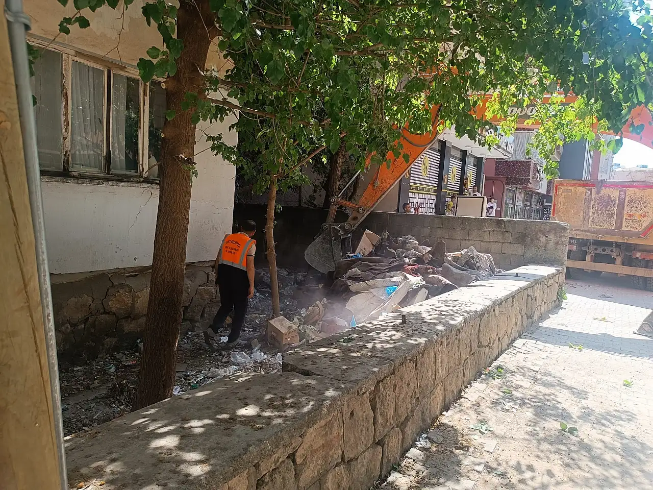 Siirt'te Çöp Eve Belediye Müdahalesi: 2 Kamyon Çöp Çıkarıldı