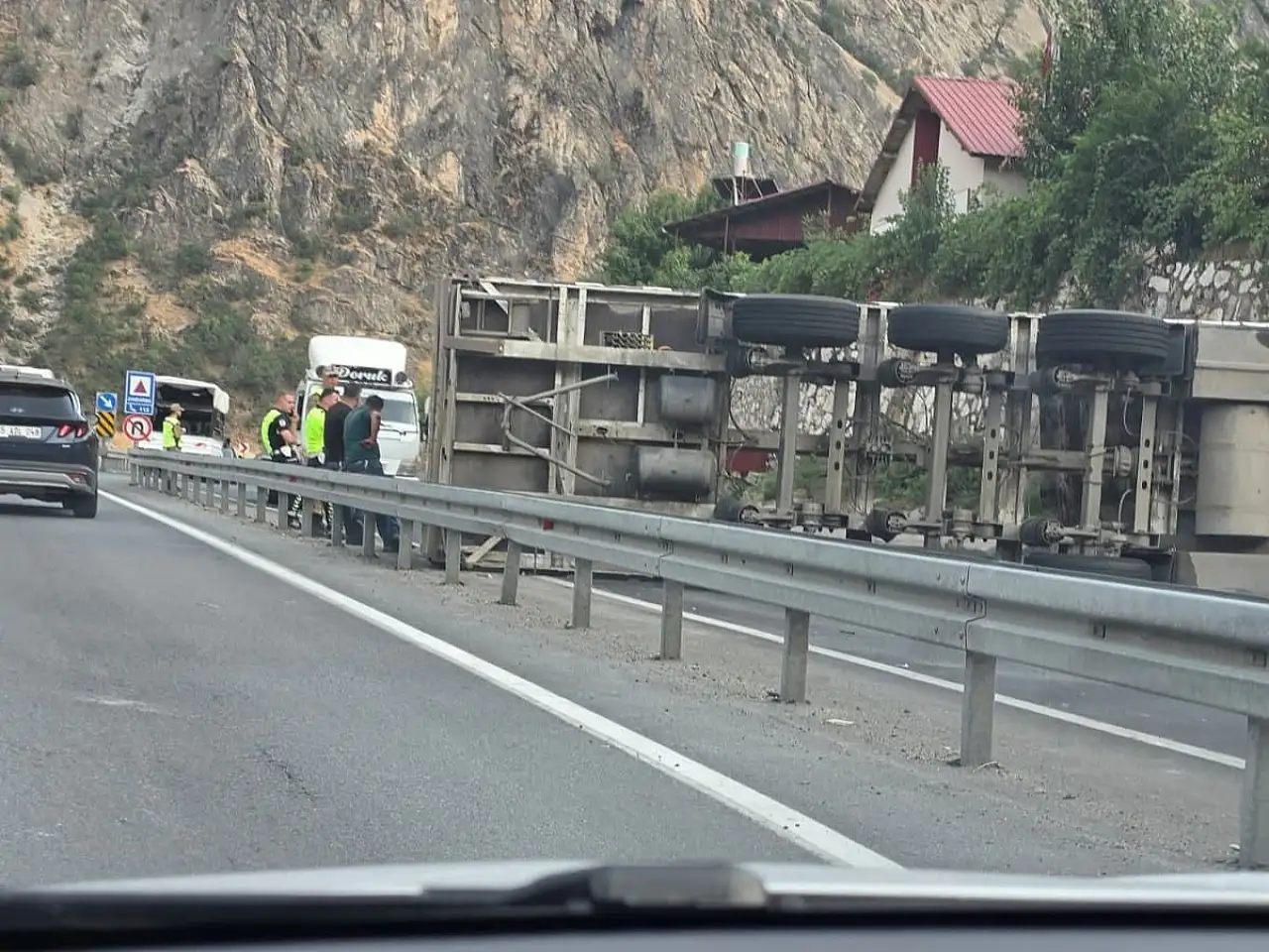 Siirt-Bitlis Yolunda TIR Devrildi: Ulaşım Durma Noktasına Geldi