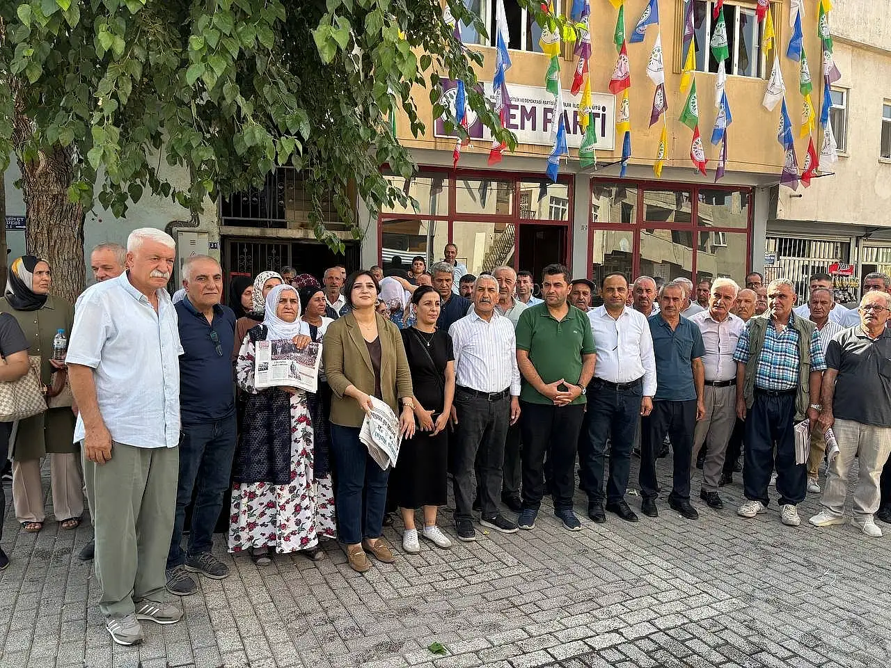 DEM Parti ve DBP'den Eruh'ta Esnaf Ziyareti: Talepleri Dinlediler