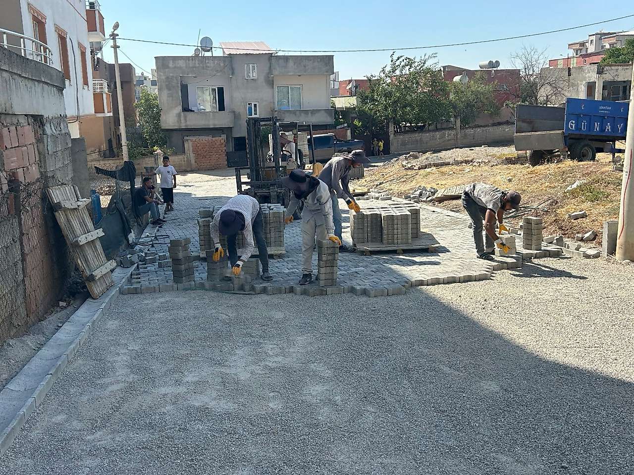 Kurtalan Belediyesi İki Mahallede Parke Taşı Döşeme Çalışması Başlattı