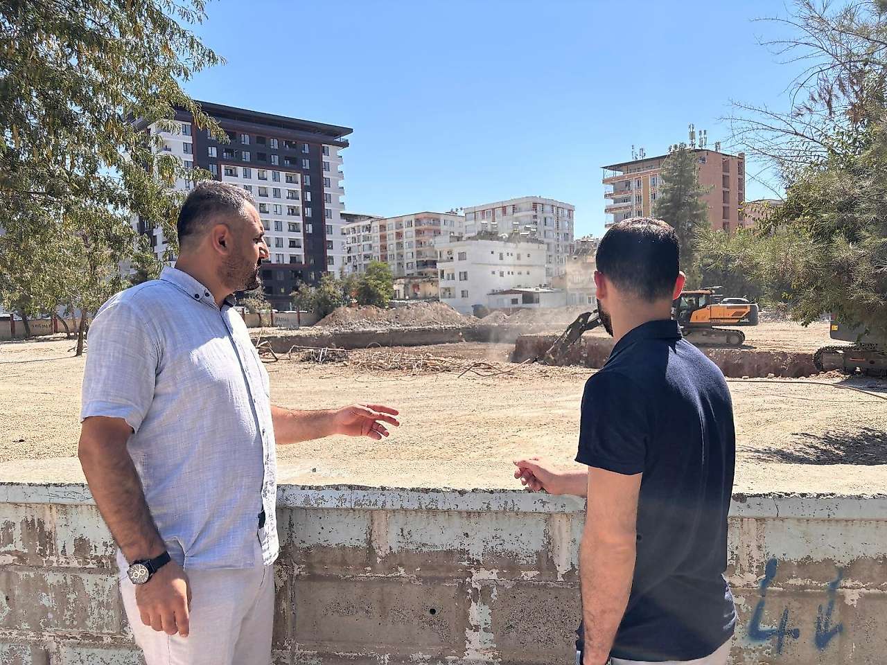 HÜDA PAR Siirt İl Başkanı Abdulhakim Tekin'den Öğretmenevi Projesine Tepki: 'Siirt'in Geleceğine Sıkışık Binalar Değil, Vizyoner Projeler Umut Olur'