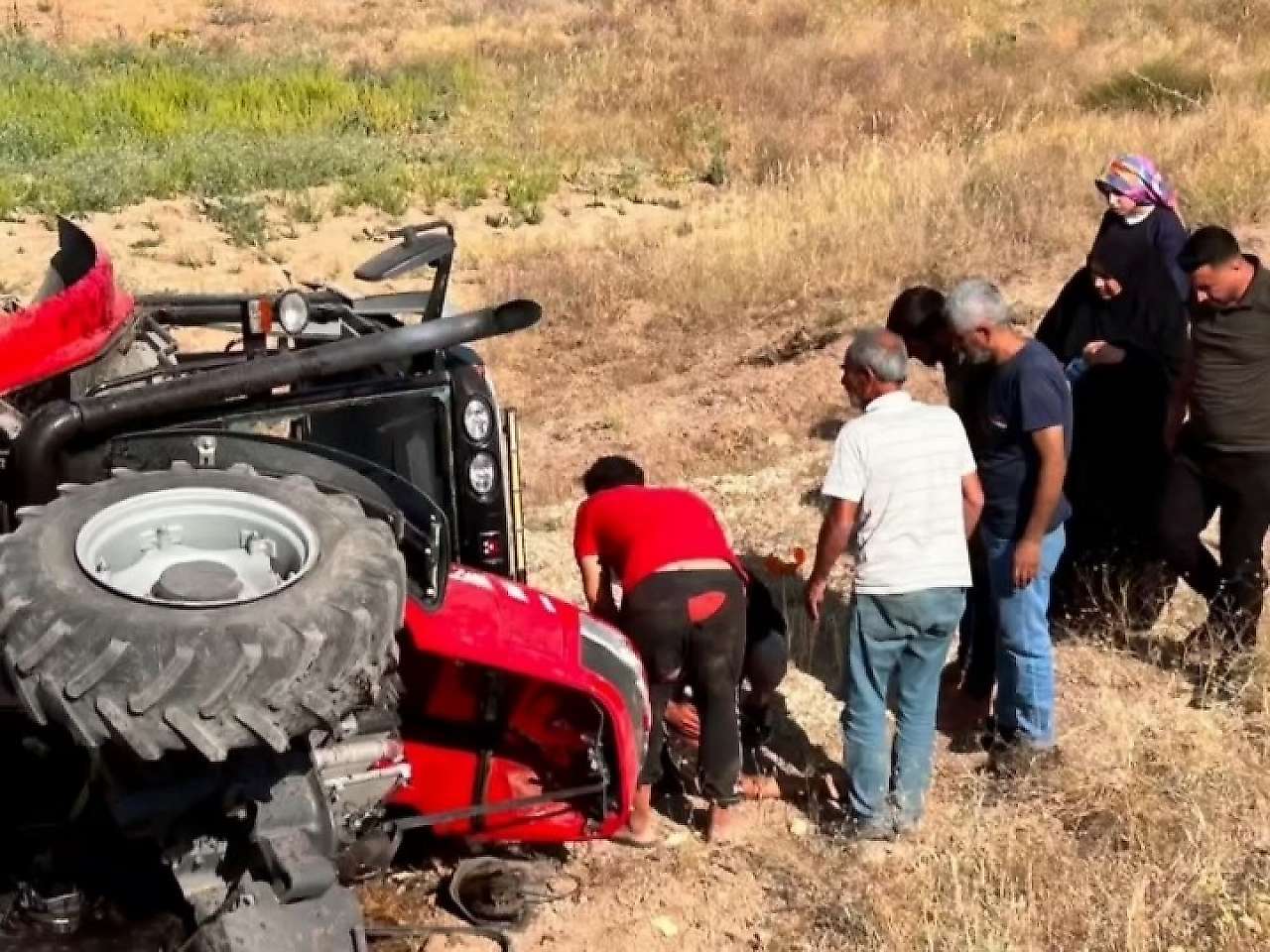 Siirtli Abi-Kardeş Ahlat'ta Traktör Kazasında Ağır Yaralandı
