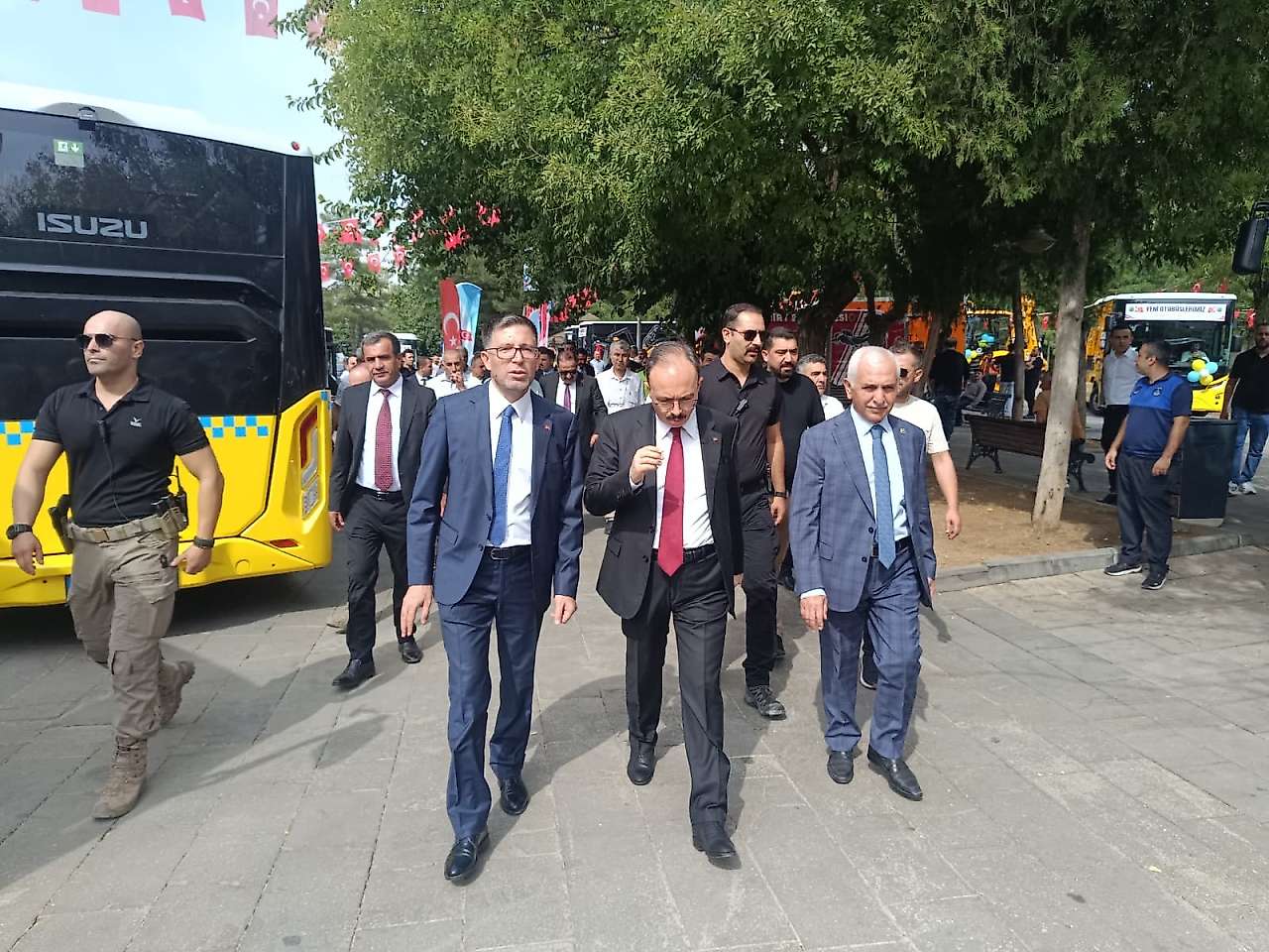 Siirt Belediyesi Araç Filosunu Güçlendirdi: 15 Yeni Otobüs ve 6 İş Makinesi Hizmete Alındı