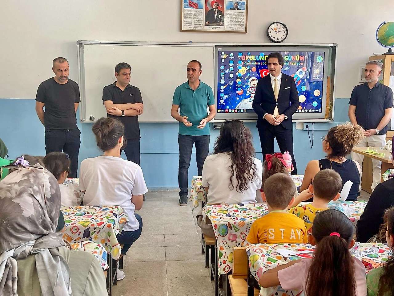 Siirt'te Uyum Haftası Başladı: Veliler Çocuklarıyla Aynı Sırayı Paylaştı