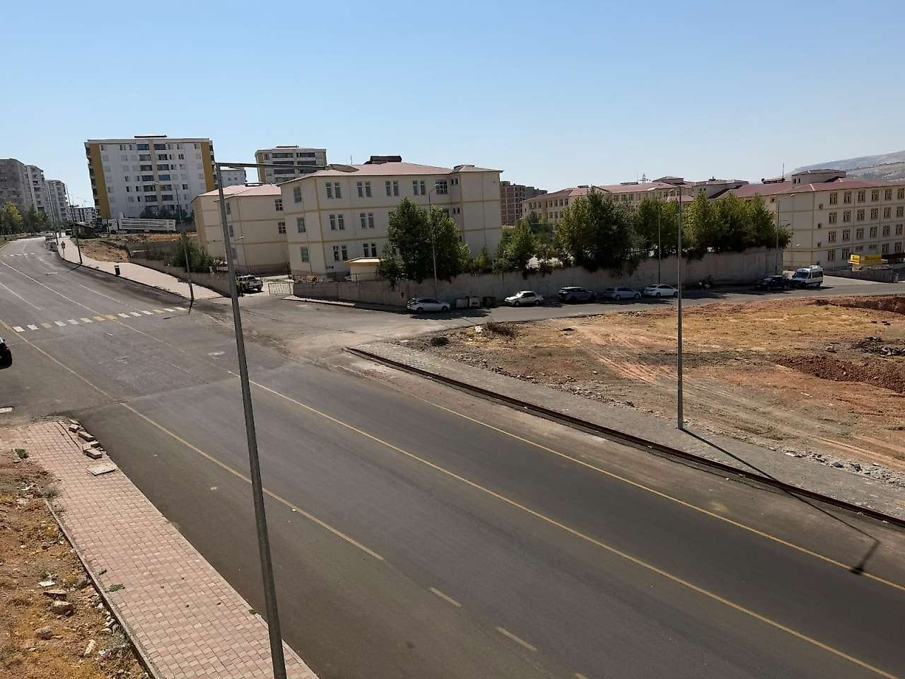 Siirt'in Gelişen Mahallesi mi, Betonlaşan Mahallesi mi? Park ve Sağlık Ocağı Yok, Evler 8 Milyon TL