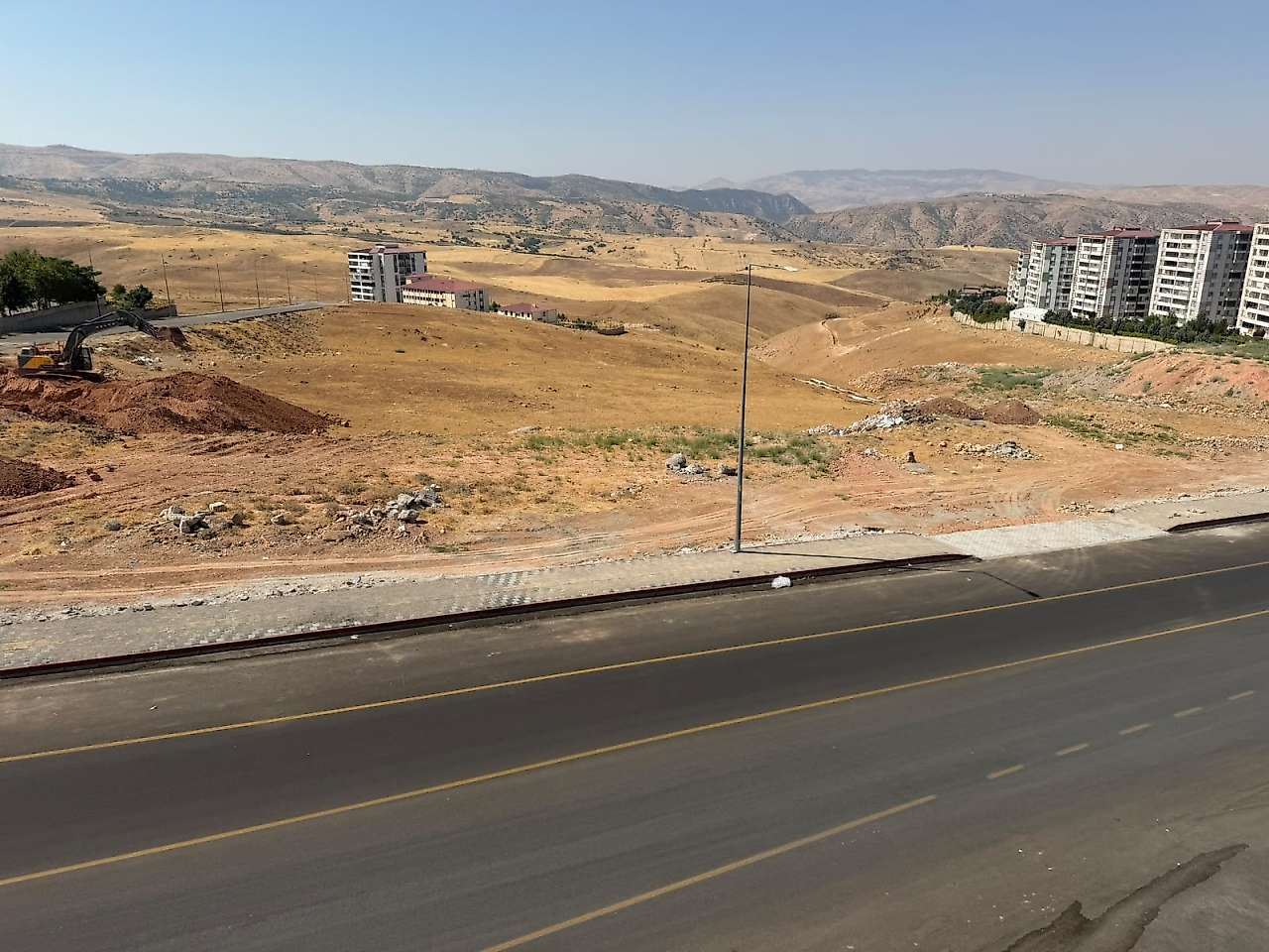 Siirt'in Gelişen Mahallesi mi, Betonlaşan Mahallesi mi? Park ve Sağlık Ocağı Yok, Evler 8 Milyon TL