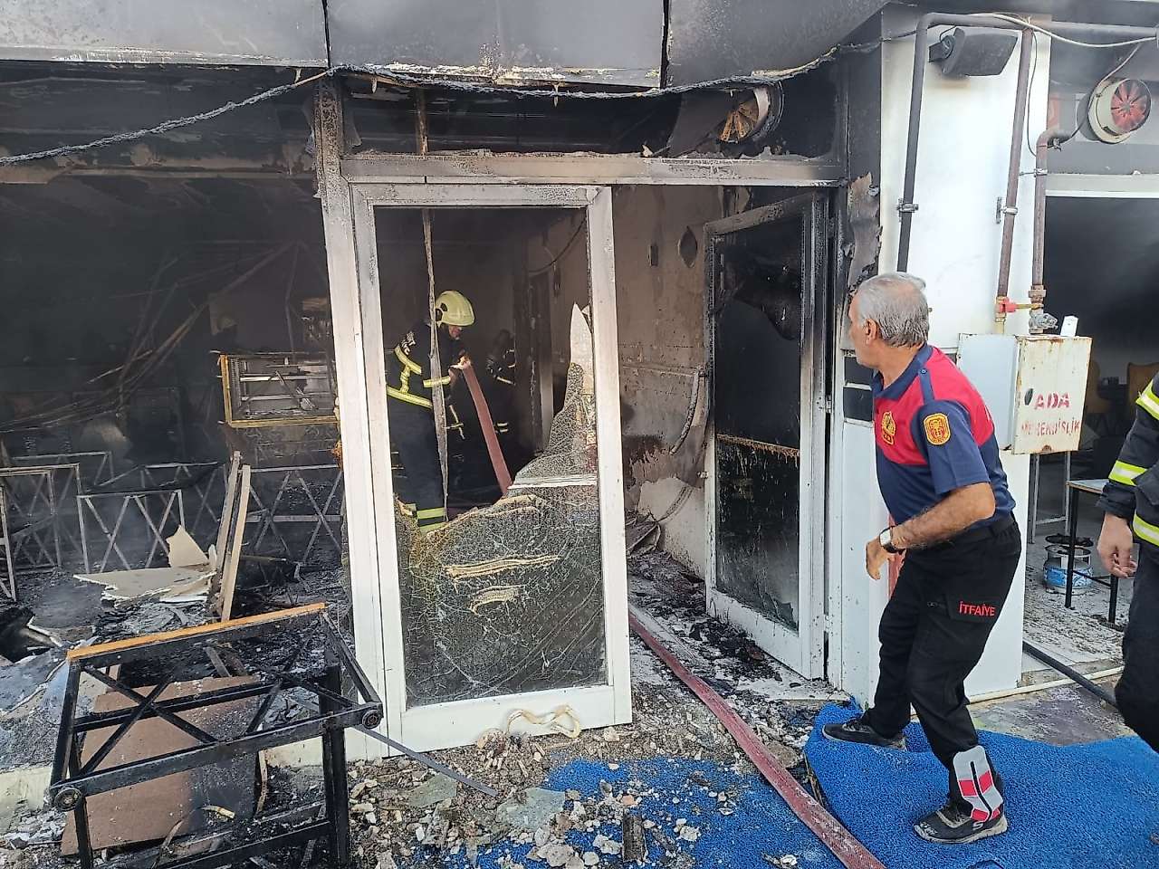Siirt'te Sabah Saatlerinde Korkutan Yangın: Çıkan Yangında Kafe Kullanılamaz Hale Geldi