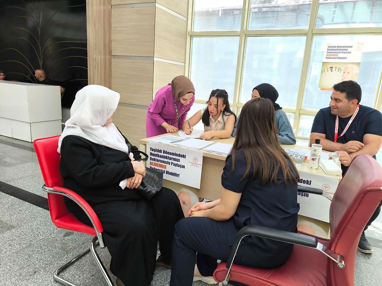 Etkinlikte erken tanının önemi vurgulanarak, katılımcılara Alzheimer'dan korunma yolları ve koruyucu sağlık bilgileri sunuldu