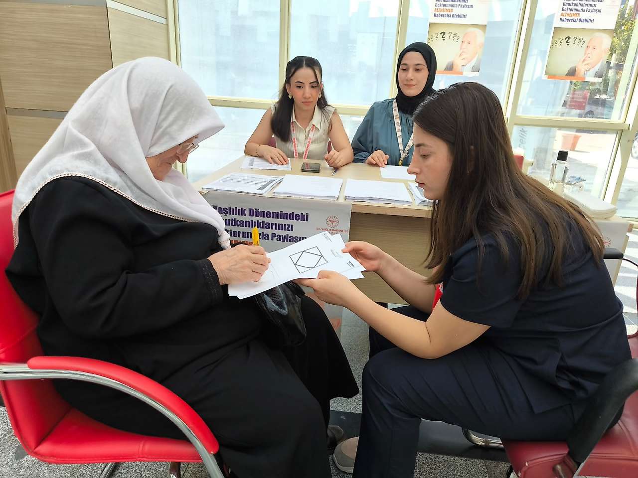 Etkinlikte erken tanının önemi vurgulanarak, katılımcılara Alzheimer'dan korunma yolları ve koruyucu sağlık bilgileri sunuldu