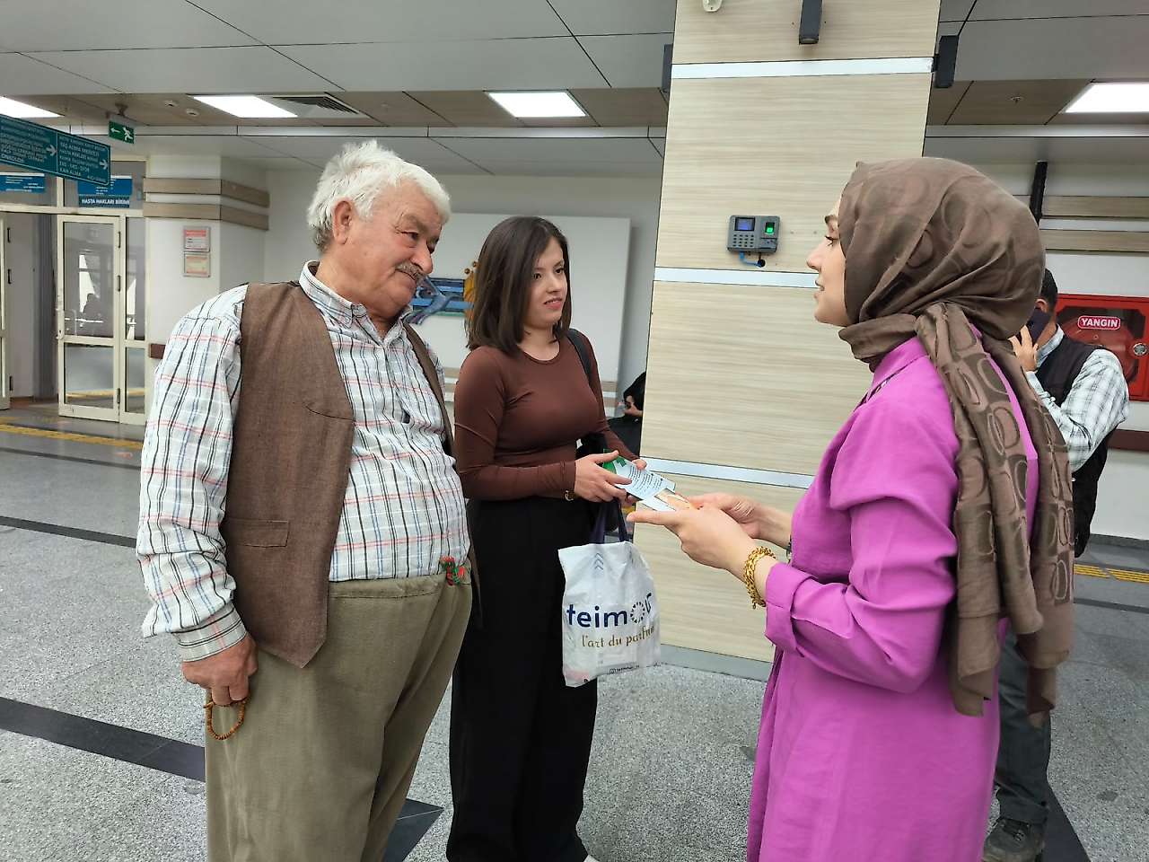 Siirt Eğitim ve Araştırma Hastanesi, Dünya Alzheimer Ayı kapsamında vatandaşları bilinçlendirmek amacıyla farkındalık standı açtı
