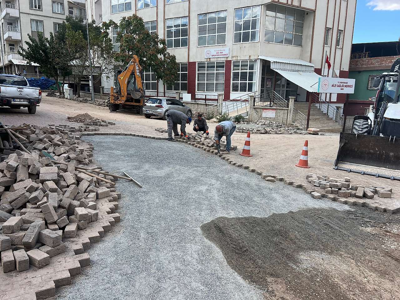 Siirt Eruh'ta doğalgaz çalışmaları sonrası bozulan yollar yenileniyor