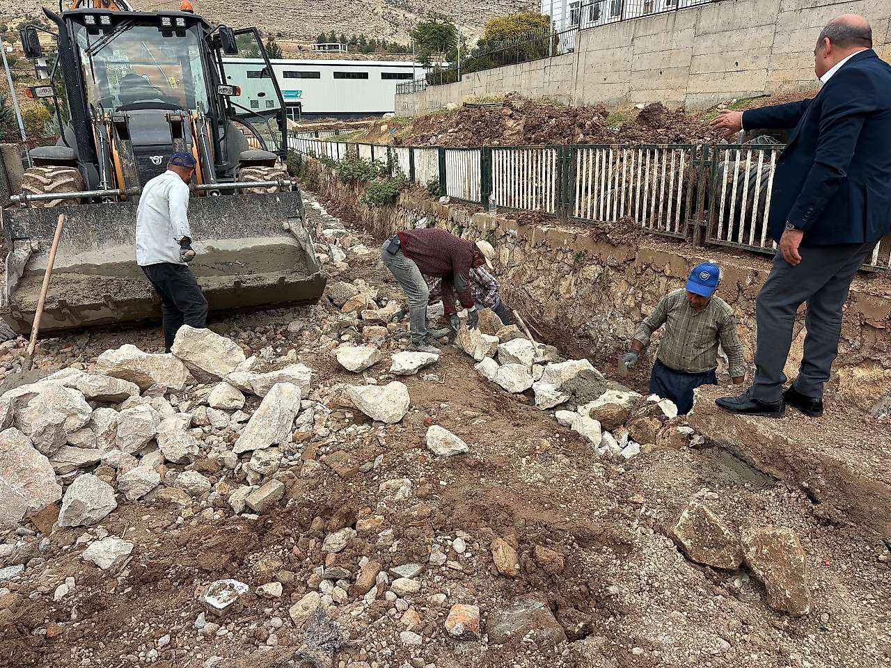 Siirt Eruh'ta TOKİ Yolunda Kilit Parke ve Taş Duvar Çalışması Başladı