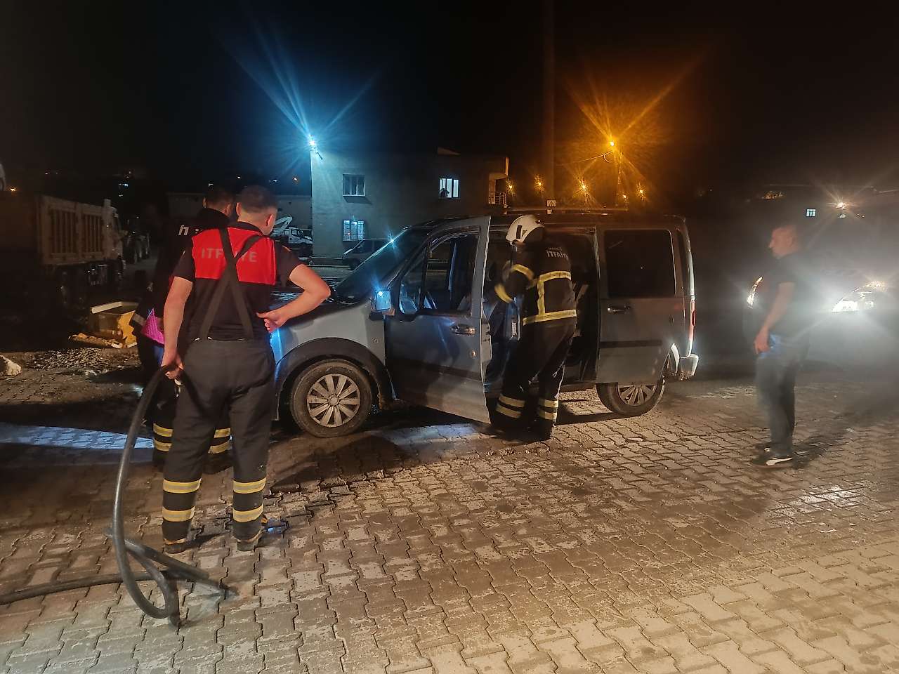 Siirt'te Kamyonetten Yoğun Duman Yükseldi: İtfaiye Ekipleri Müdahale Etti