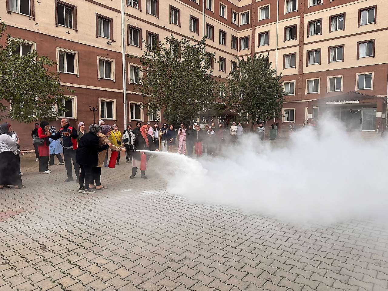 Siirt'te Kız Öğrenci Yurtlarında Yangın Tatbikatı: Öğrenci ve Personele Uygulamalı Eğitim