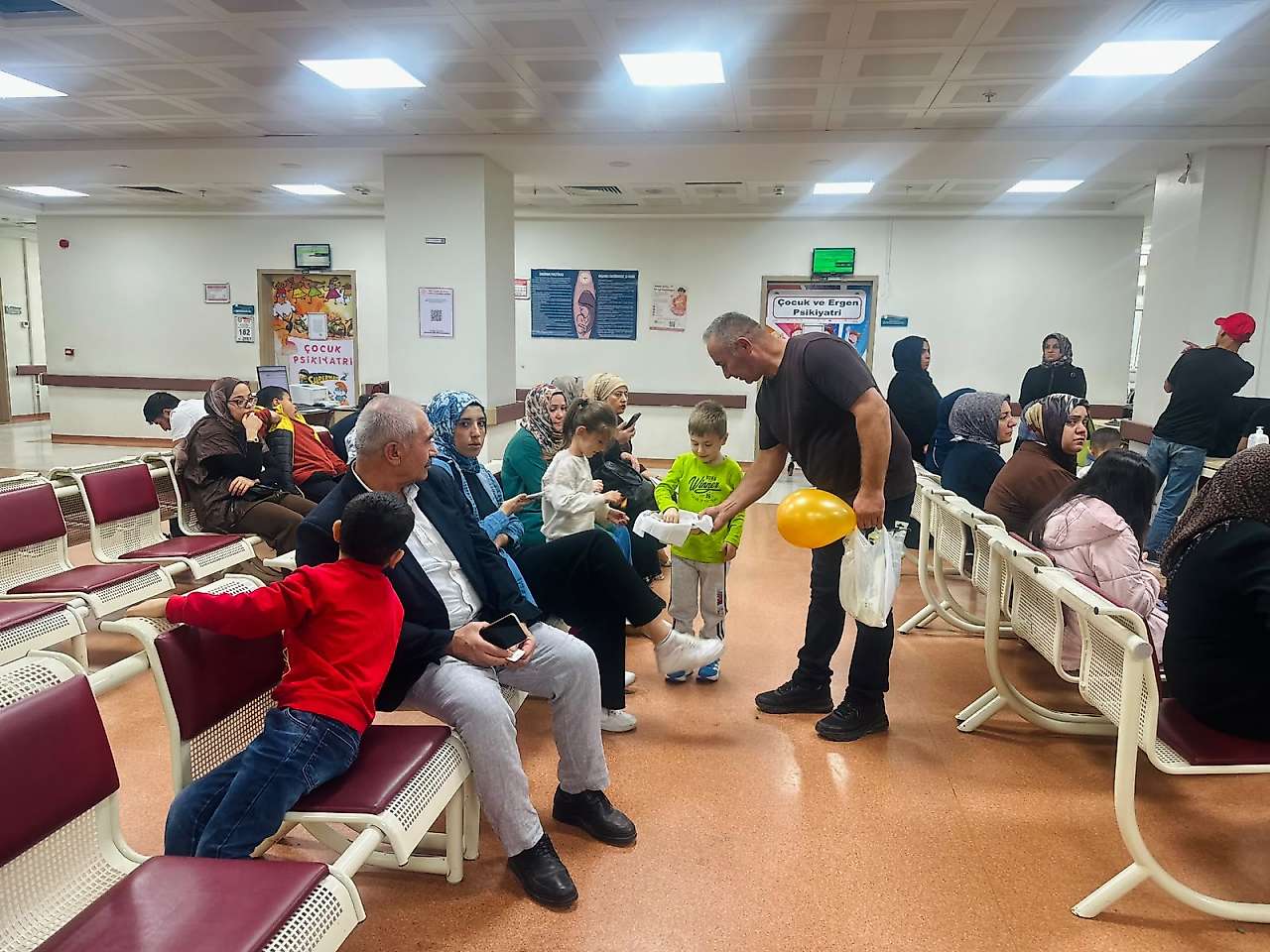 Siirt'te Hasta Hakları Günü Dolayısıyla Hastalara Gül ve Karanfil Verildi