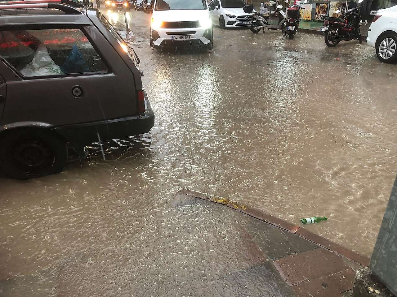 Siirt'te Sağanak Yağış Sonrası Sokaklarda Su Birikintileri Oluştu: Altyapı Güçlendirme Şart