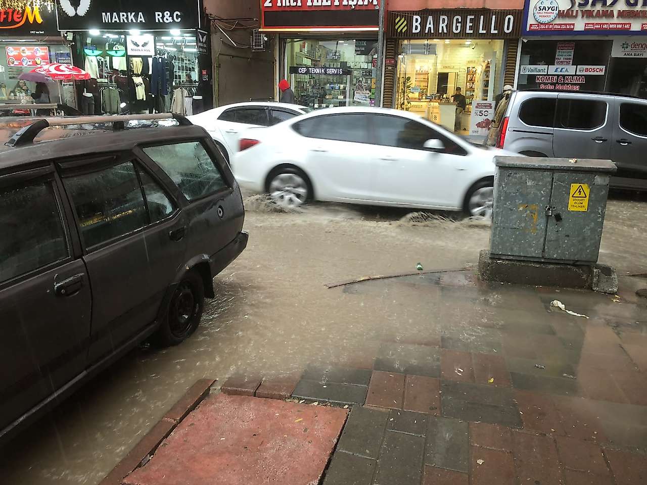 Siirt'te Sağanak Yağış Sonrası Sokaklarda Su Birikintileri Oluştu: Altyapı Güçlendirme Şart