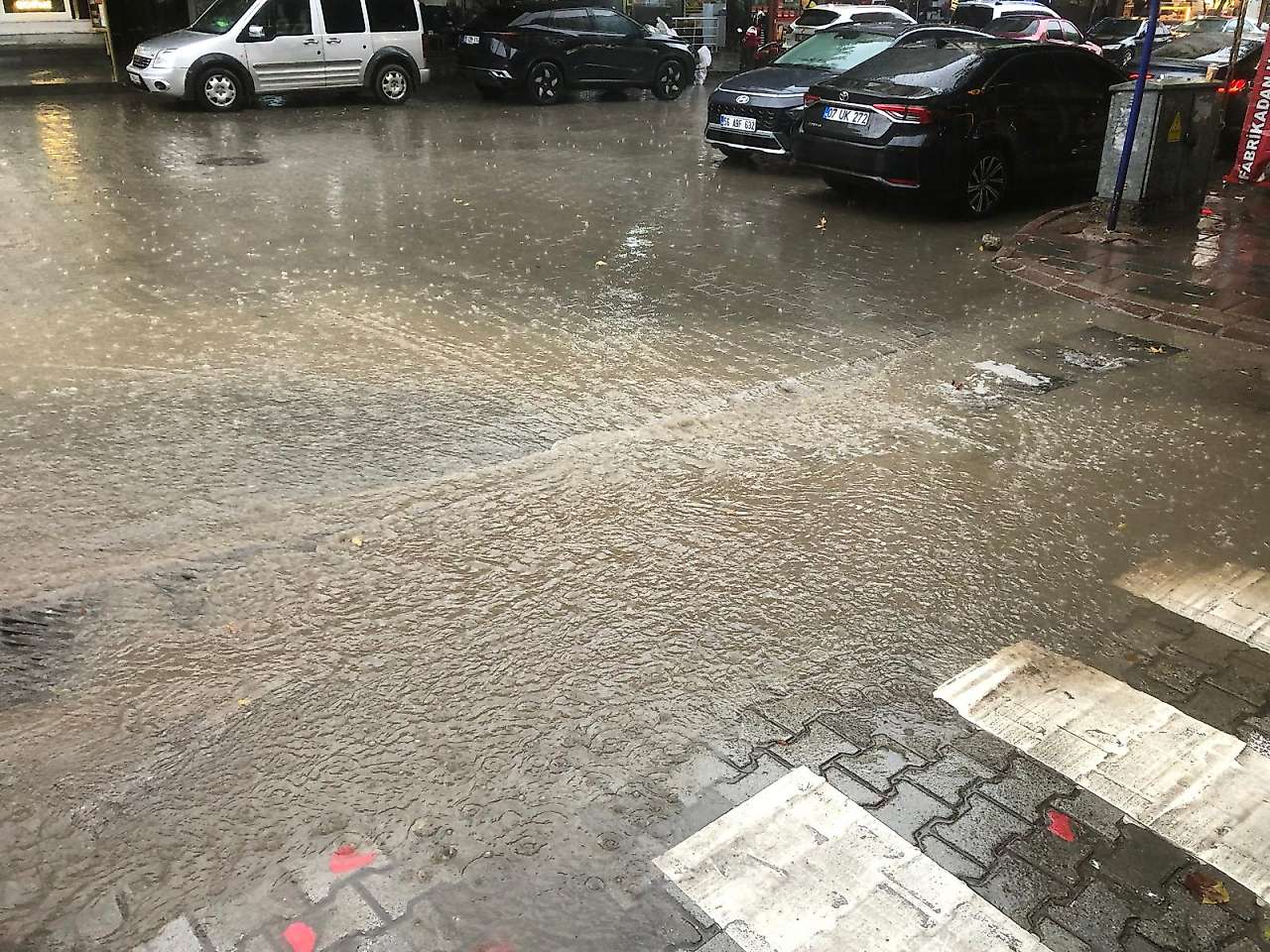 Siirt'te Sağanak Yağış Sonrası Sokaklarda Su Birikintileri Oluştu: Altyapı Güçlendirme Şart